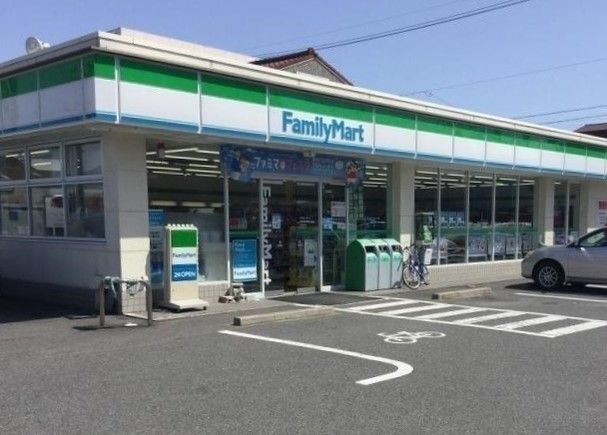 近くのファミリーマートまで500m(徒歩7分)