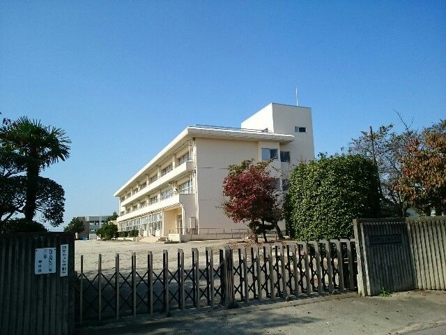 近くの玉村町立上陽小学校まで2,000m（徒歩25分）
