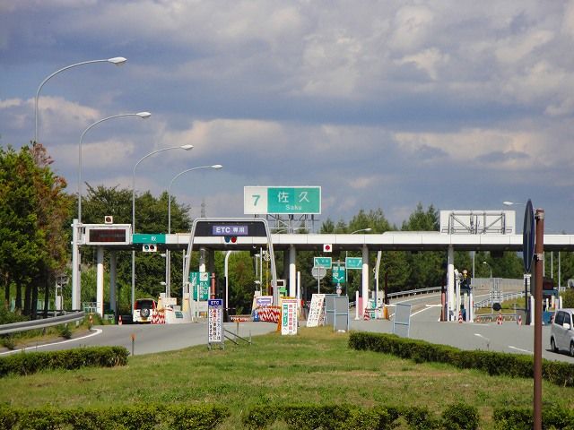 近くの佐久インターまで2,200m（徒歩28分）