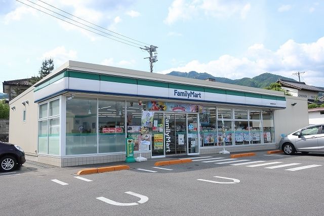 近くのファミリーマートまで500m（徒歩7分）