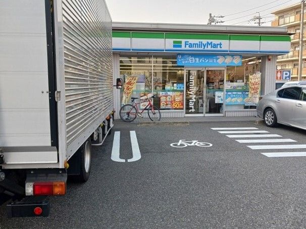 近くのコンビニまで340m（徒歩5分）