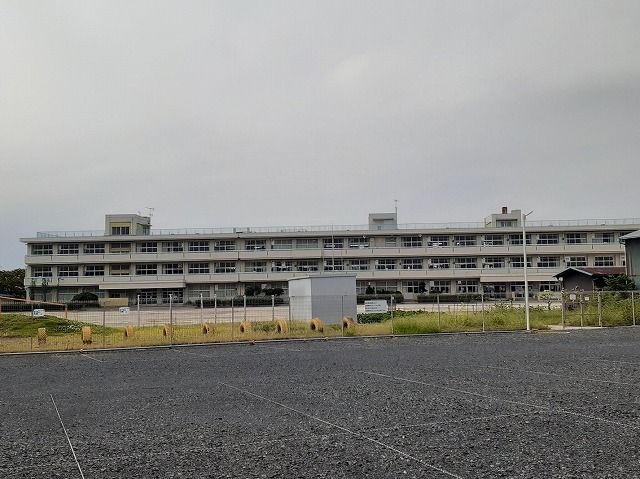 近くの加須市立騎西小学校まで300m（徒歩4分）