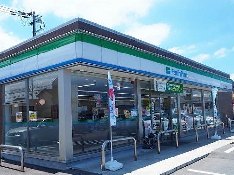 近くのファミリーマート富山鍋田店まで300m(徒歩4分)