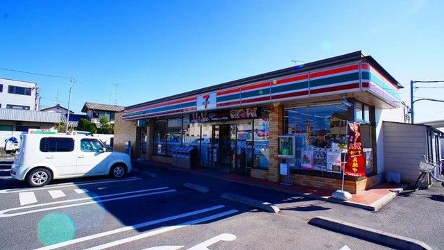 近くのセブンイレブン桜町３丁目店まで700m（徒歩9分）