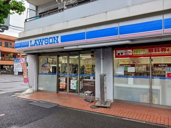近くのコンビニまで300m（徒歩4分）