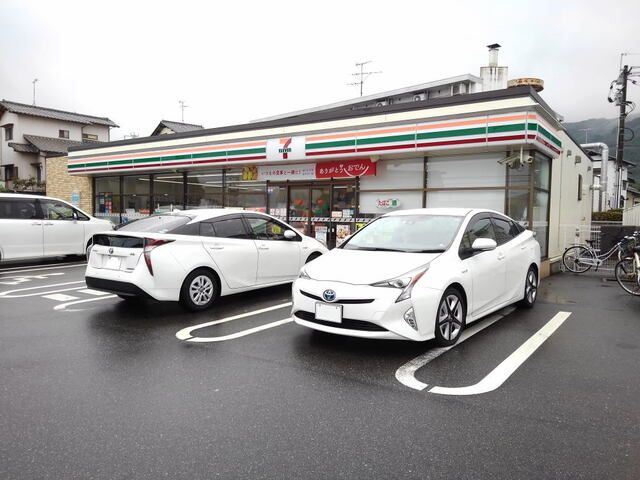 近くのコンビニまで450m（徒歩6分）