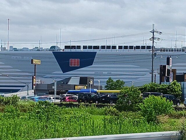 近くのスーパーまで918m（徒歩12分）