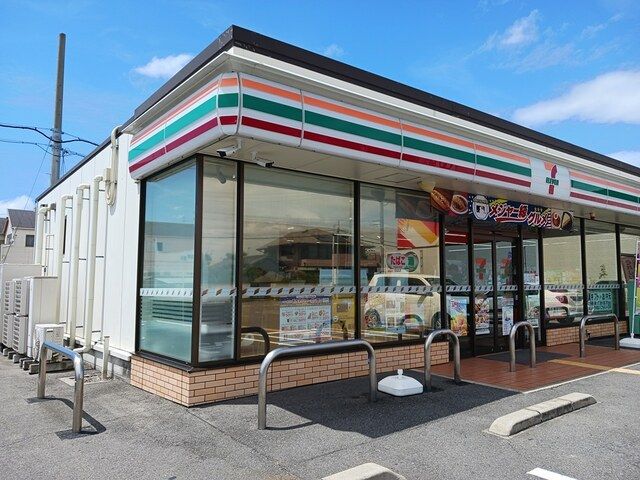 近くのコンビニまで594m（徒歩8分）