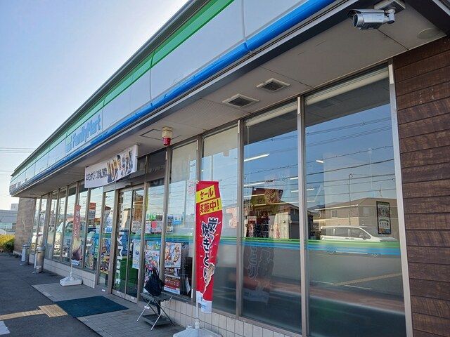 近くのコンビニまで1,125m（徒歩15分）