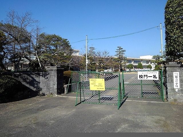 近くの小学校まで991m（徒歩13分）