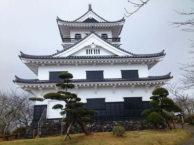 近くの南総里見八犬伝縁の地・館山城跡まで3,200m(徒歩40分)