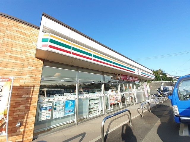 近くのコンビニまで703m（徒歩9分）