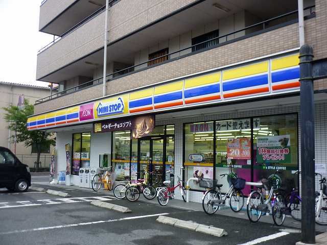 近くのコンビニまで260m（徒歩4分）