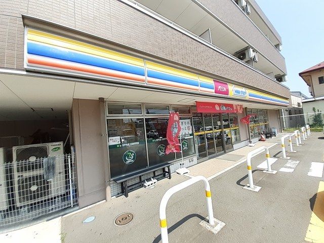 近くのコンビニまで600m（徒歩8分）