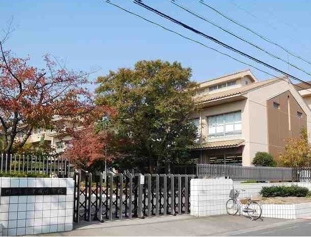 近くの平成小学校まで500m(徒歩7分)