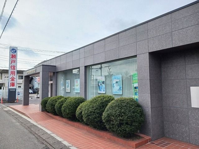 近くの銀行まで550m（徒歩7分）