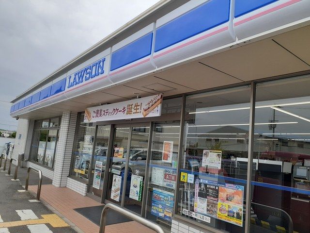 近くのコンビニまで600m（徒歩8分）