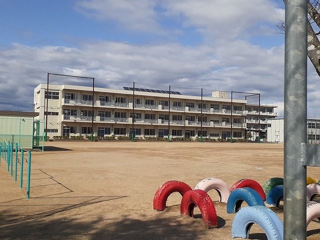 近くの浜松市立内野小学校まで450m（徒歩6分）