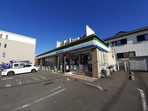 近くのファミリーマートまで500m（徒歩7分）