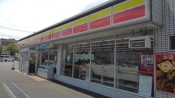 近くのデイリーヤマザキまで800m（徒歩10分）