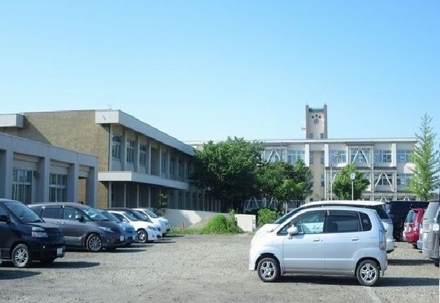 近くの美唄市立中央小学校まで950m（徒歩12分）