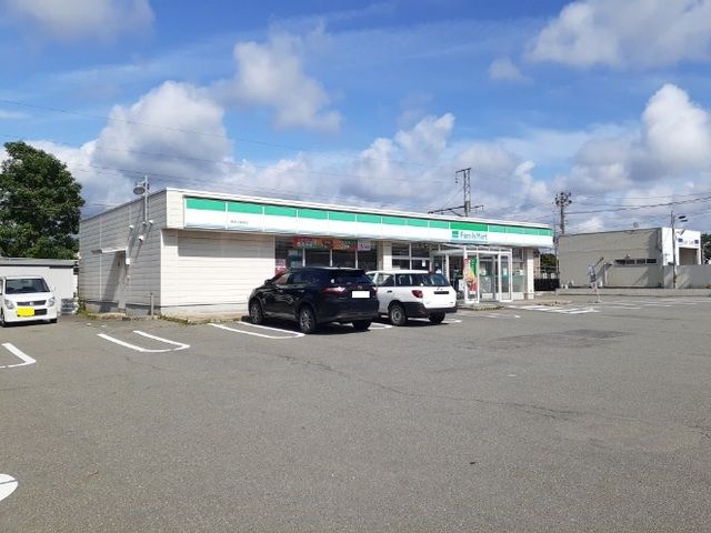 近くのファミリーマート秋田上飯島店まで505m（徒歩7分）