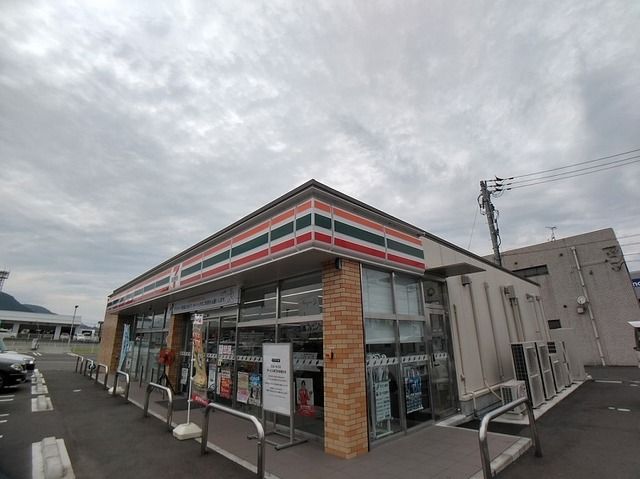 近くのセブンイレブン善通寺上吉田店まで400m(徒歩5分)