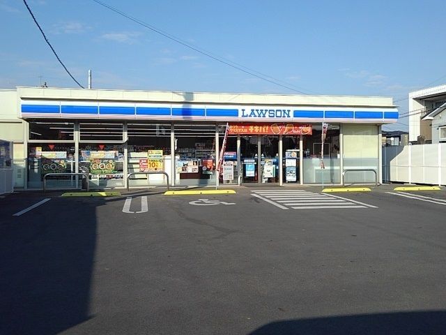 近くのローソン国府三丁目店まで490m（徒歩7分）