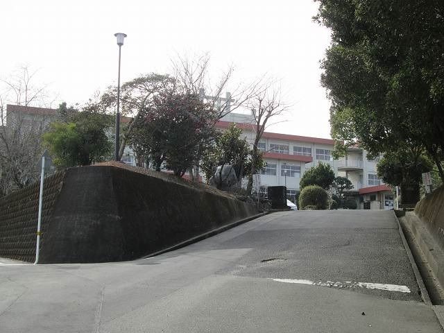 近くの中学校まで850m（徒歩11分）