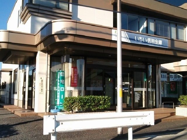近くの銀行まで1,000m（徒歩13分）