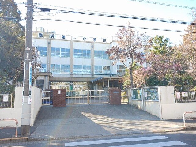 近くの小学校まで303m（徒歩4分）
