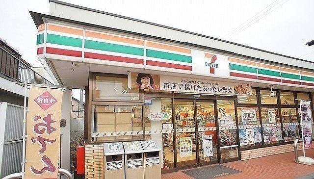 近くのコンビニまで270m（徒歩4分）