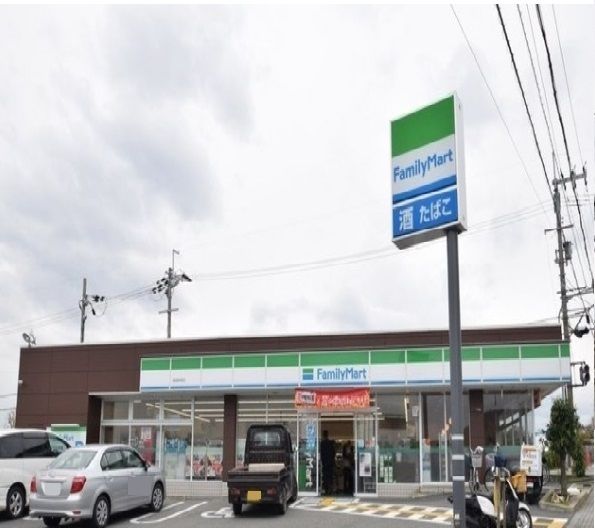 近くのファミリーマート箕面新稲店まで500m（徒歩7分）