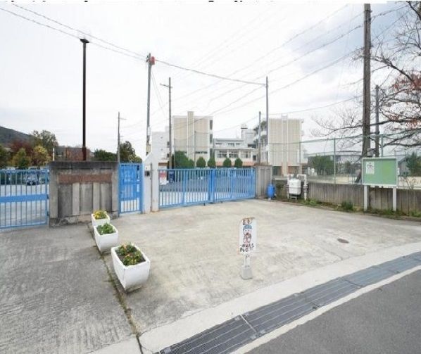 近くの箕面市立西小学校まで240m（徒歩3分）