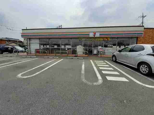 近くのセブンイレブン古戸店まで1,400m（徒歩18分）