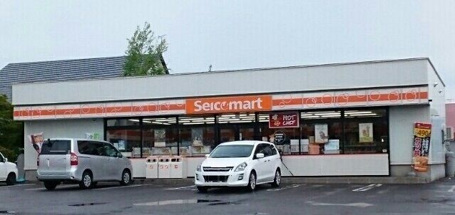 近くのコンビニまで300m（徒歩4分）
