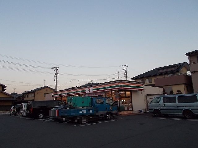 近くのコンビニまで600m（徒歩8分）
