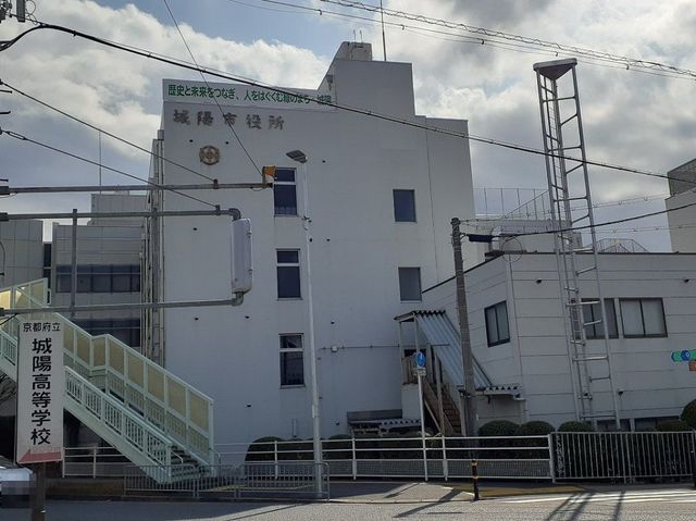 近くの役所まで550m（徒歩7分）