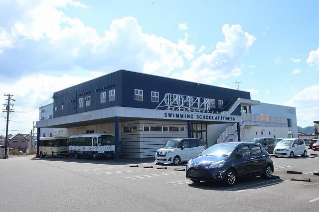 近くの施設まで800m（徒歩10分）
