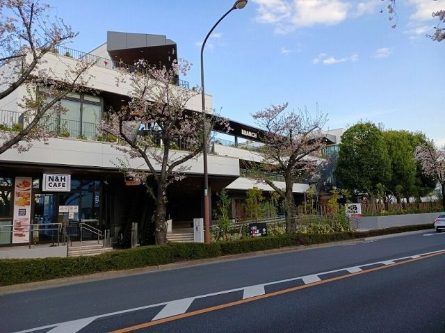 近くの施設まで1,200m（徒歩15分）