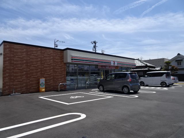 近くのコンビニまで360m（徒歩5分）