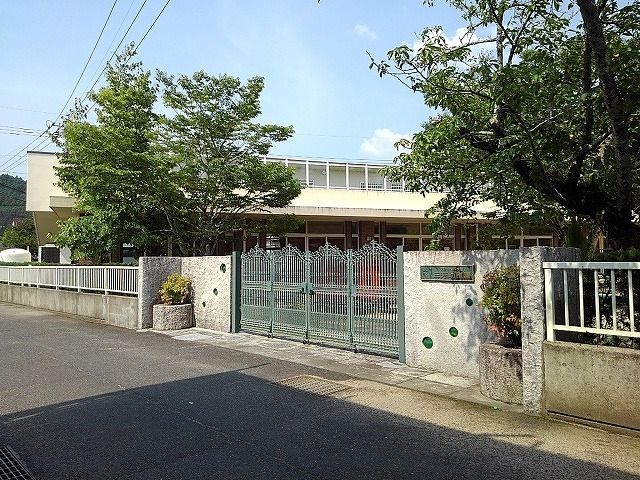 近くの幼稚園・保育園まで490m（徒歩7分）