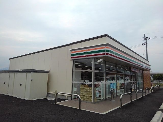 近くのセブン-イレブン 西都右松店まで450m（徒歩6分）