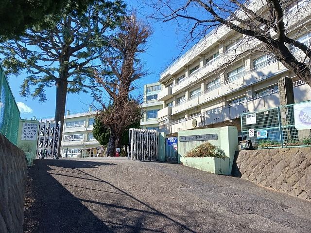 近くの小鮎小学校まで1,500m(徒歩19分)