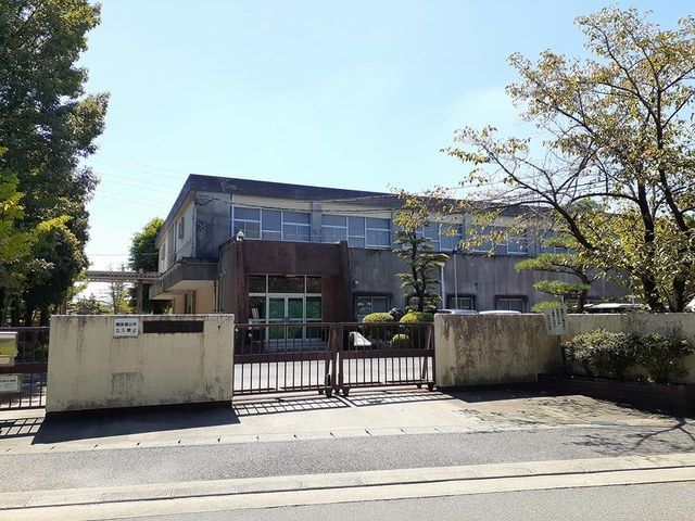 近くの小牧市立　本庄小学校まで1,200m（徒歩15分）