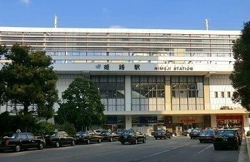 近くの姫路駅まで1,100m（徒歩14分）
