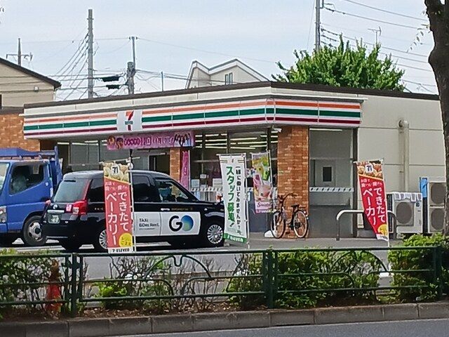 近くのコンビニまで215m（徒歩3分）
