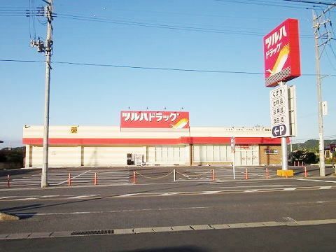 近くのツルハドラッグ西郷店まで500m（徒歩7分）