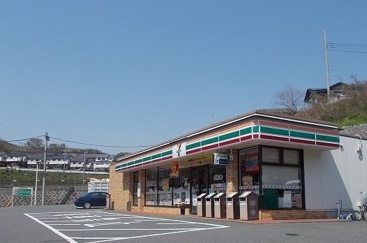 近くのコンビニまで600m（徒歩8分）