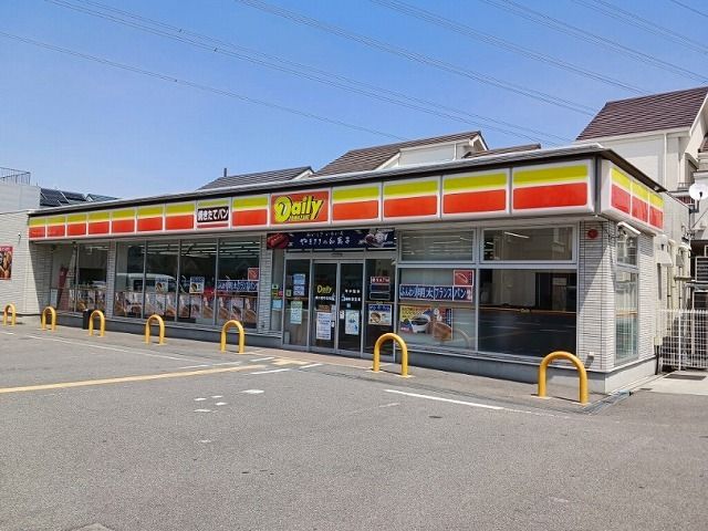近くのデイリーヤマザキ様まで230m（徒歩3分）